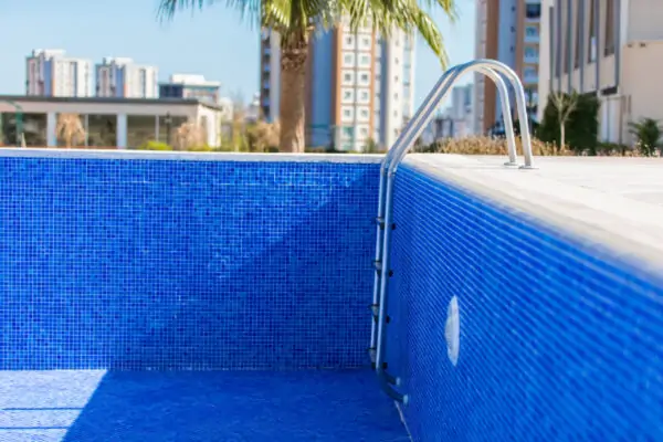 Understanding Pool Drainage Risks 600x400