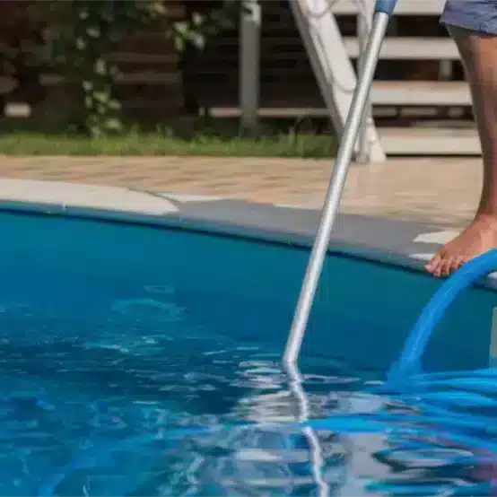 How To Use A Manual Pool Vacuum 554x554